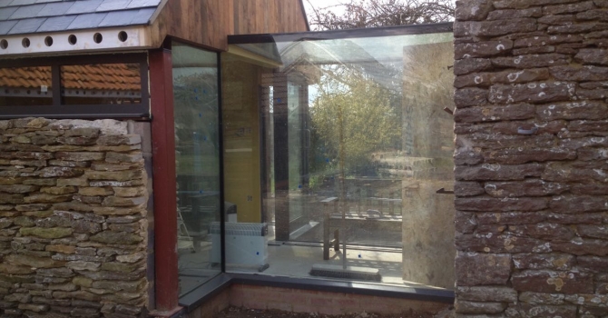 Vertical glazing installation