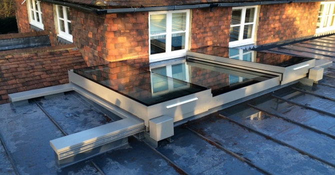 Electrically operated sliding rooflight